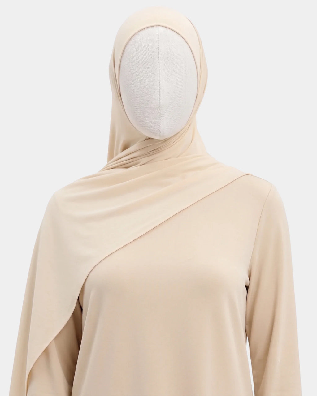 Hijab jersey modal beige porté de face, encadrant le visage, tissu souple et respirant