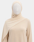 Hijab jersey modal beige porté de face, encadrant le visage, tissu souple et respirant