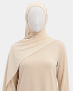 Hijab jersey modal beige porté de face, encadrant le visage, tissu souple et respirant