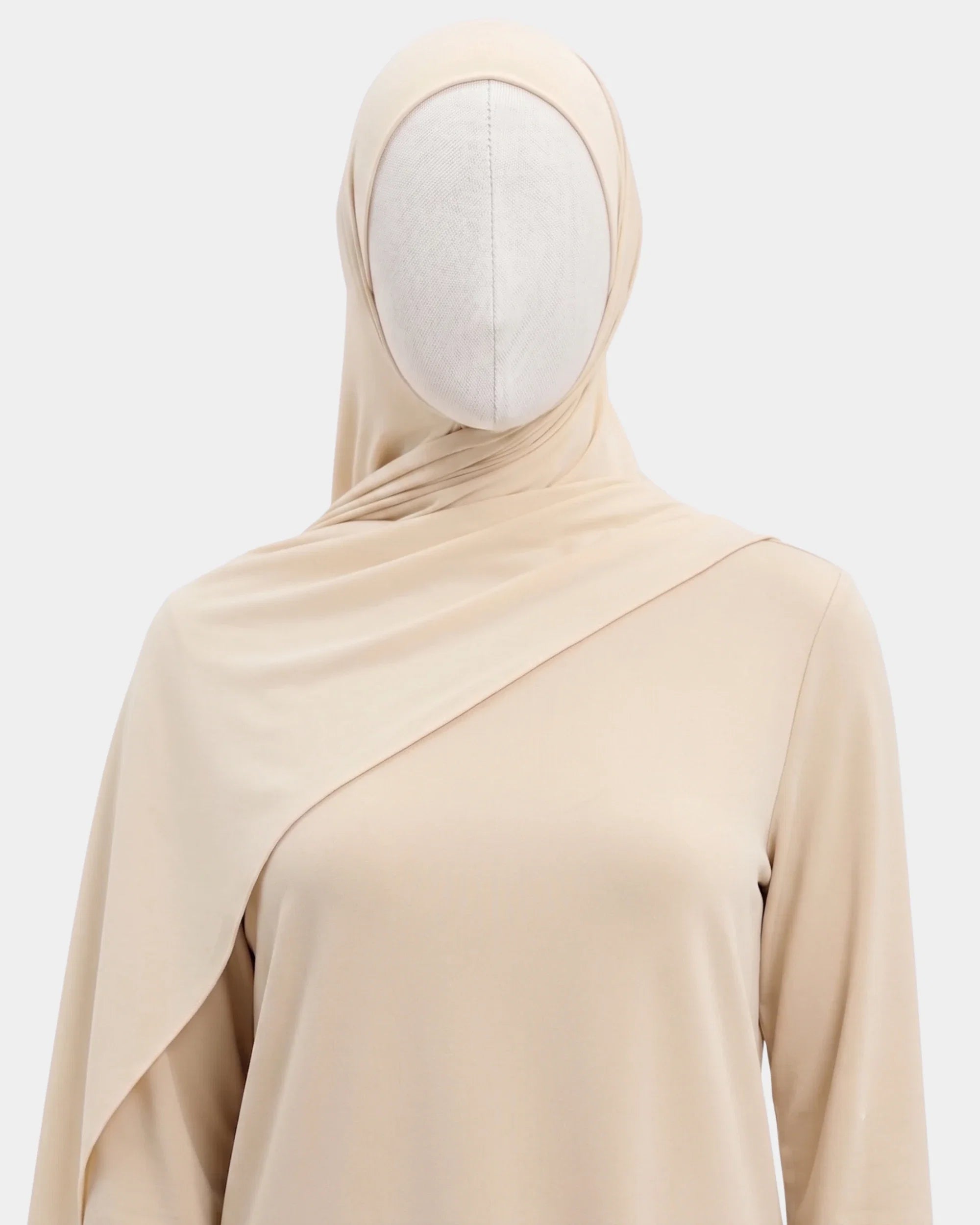 Hijab jersey modal beige porté de face, encadrant le visage, tissu souple et respirant