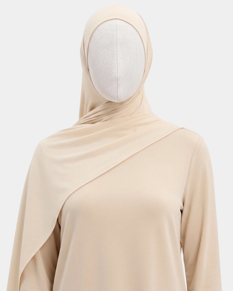 Hijab jersey modal beige porté de face, encadrant le visage, tissu souple et respirant