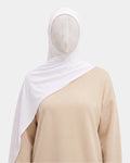 Hijab jersey modal blanc porté de face, encadrant le visage, tissu souple et respirant