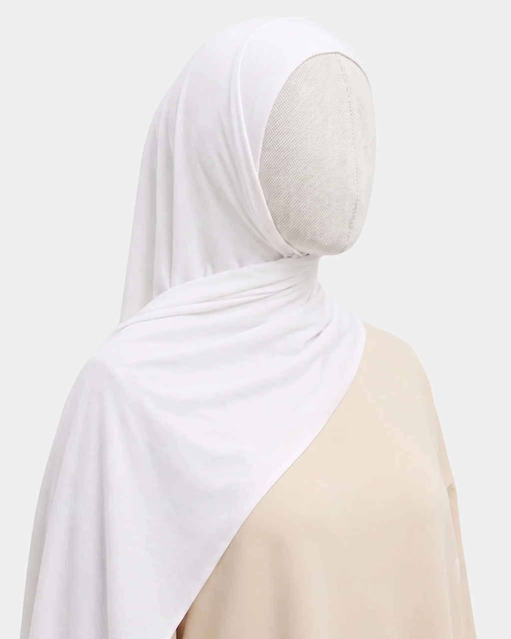 Hijab jersey modal blanc porté de profil, drapé fluide sur l'épaule, tissu souple et respirant