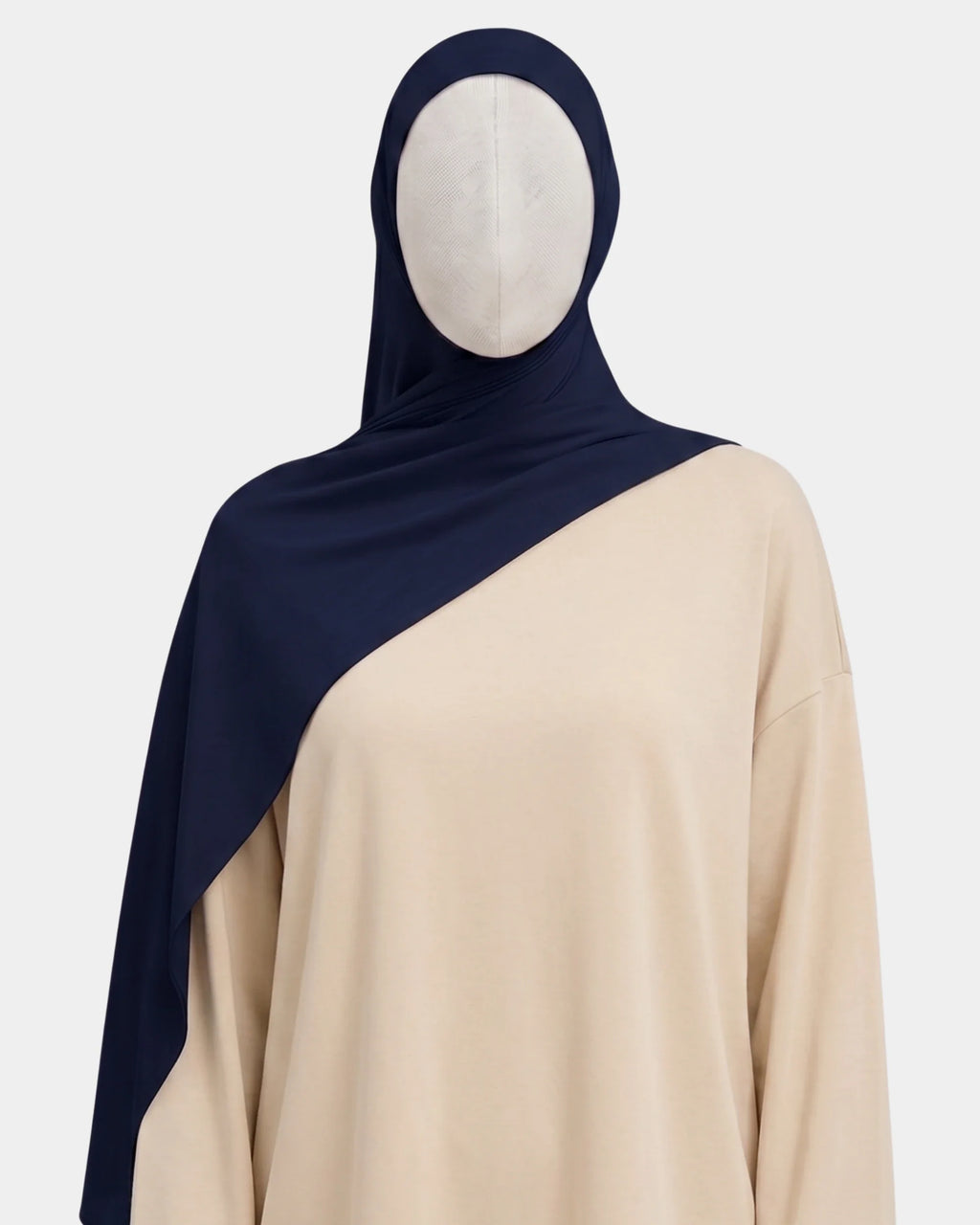 Hijab jersey modal bleu marine porté de face, encadrant le visage, tissu souple et respirant