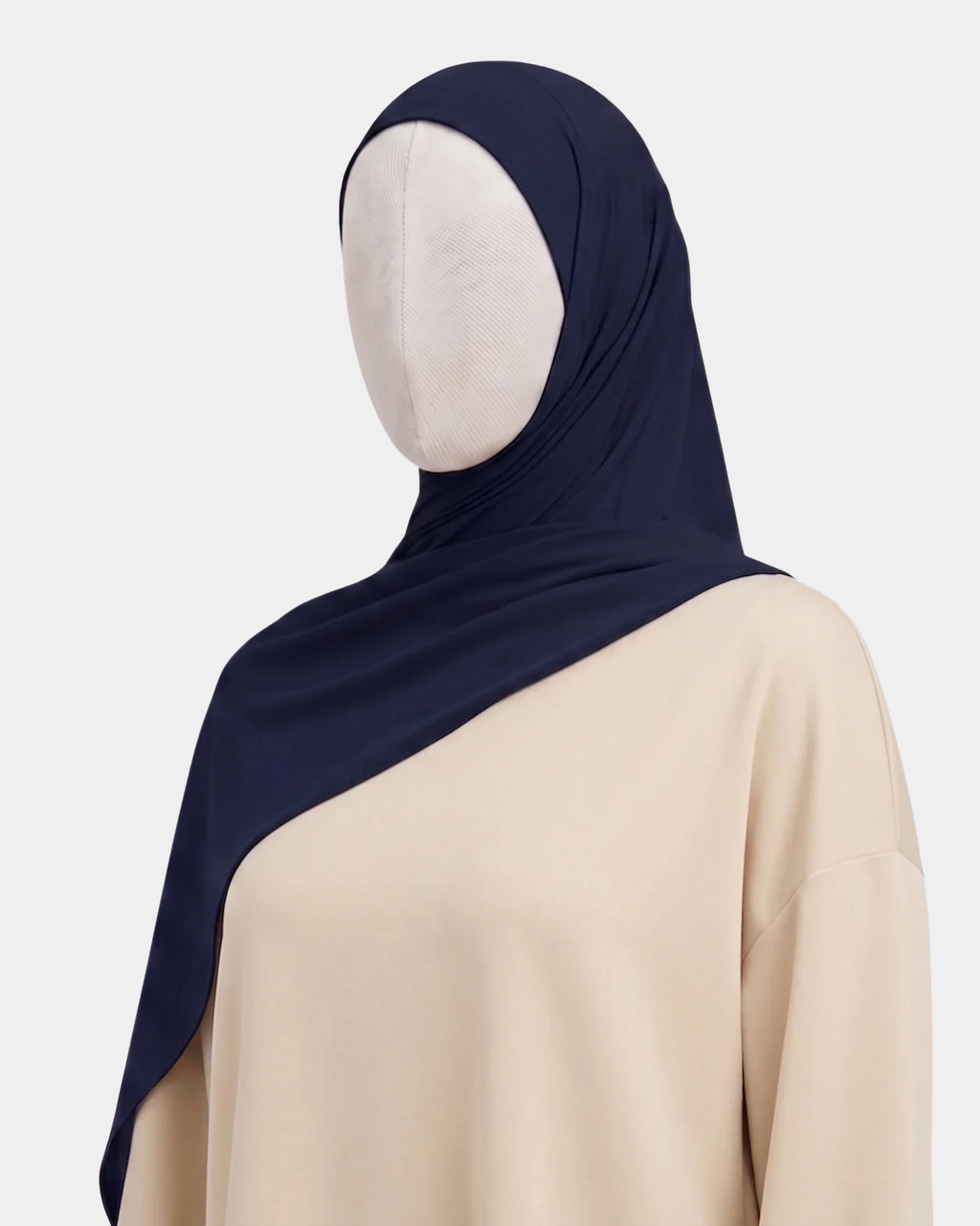 Hijab jersey modal bleu marine porté de profil, drapé fluide sur l'épaule, tissu souple et respirant