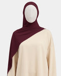 Hijab jersey modal bordeaux porté de face, encadrant le visage, tissu souple et respirant