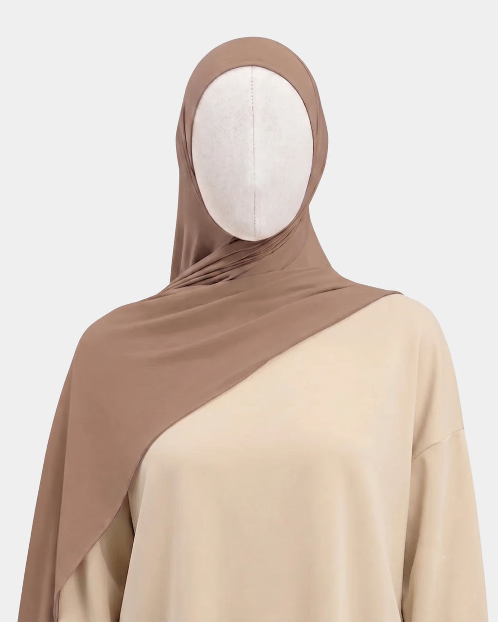 Hijab jersey modal camel porté de face, encadrant le visage, tissu souple et respirant