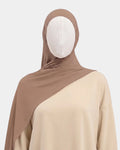 Hijab jersey modal camel porté de face, encadrant le visage, tissu souple et respirant