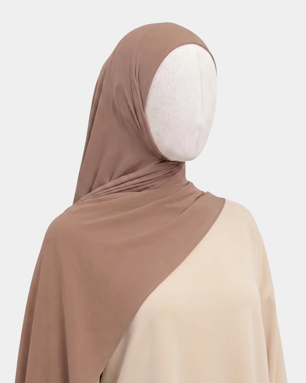 Hijab jersey modal camel porté de profil, drapé fluide sur l'épaule, tissu souple et respirant