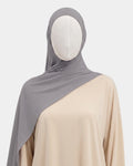 Hijab jersey modal gris porté de face, encadrant le visage, tissu souple et respirant
