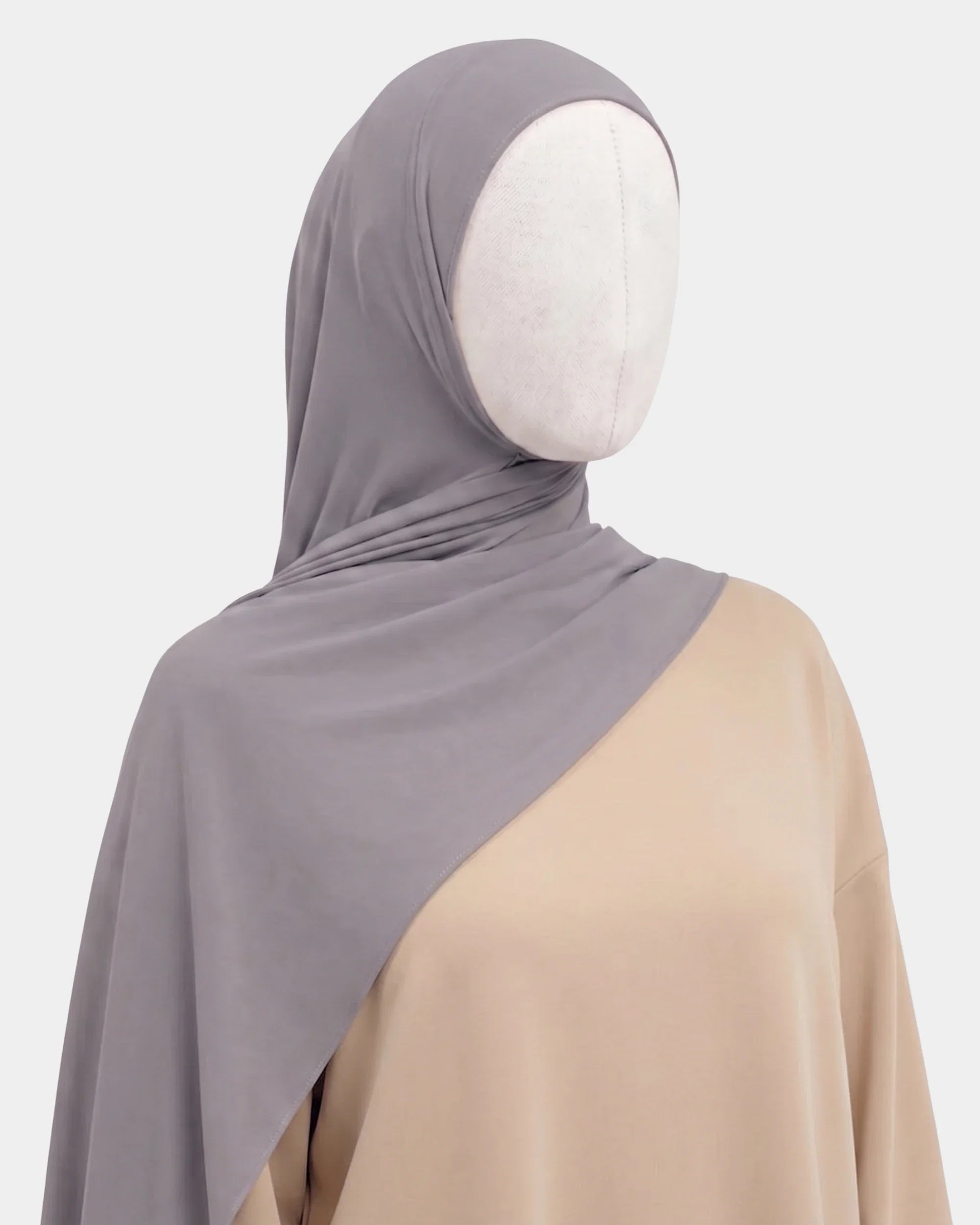 Hijab jersey modal gris porté de profil, drapé fluide sur l'épaule, tissu souple et respirant
