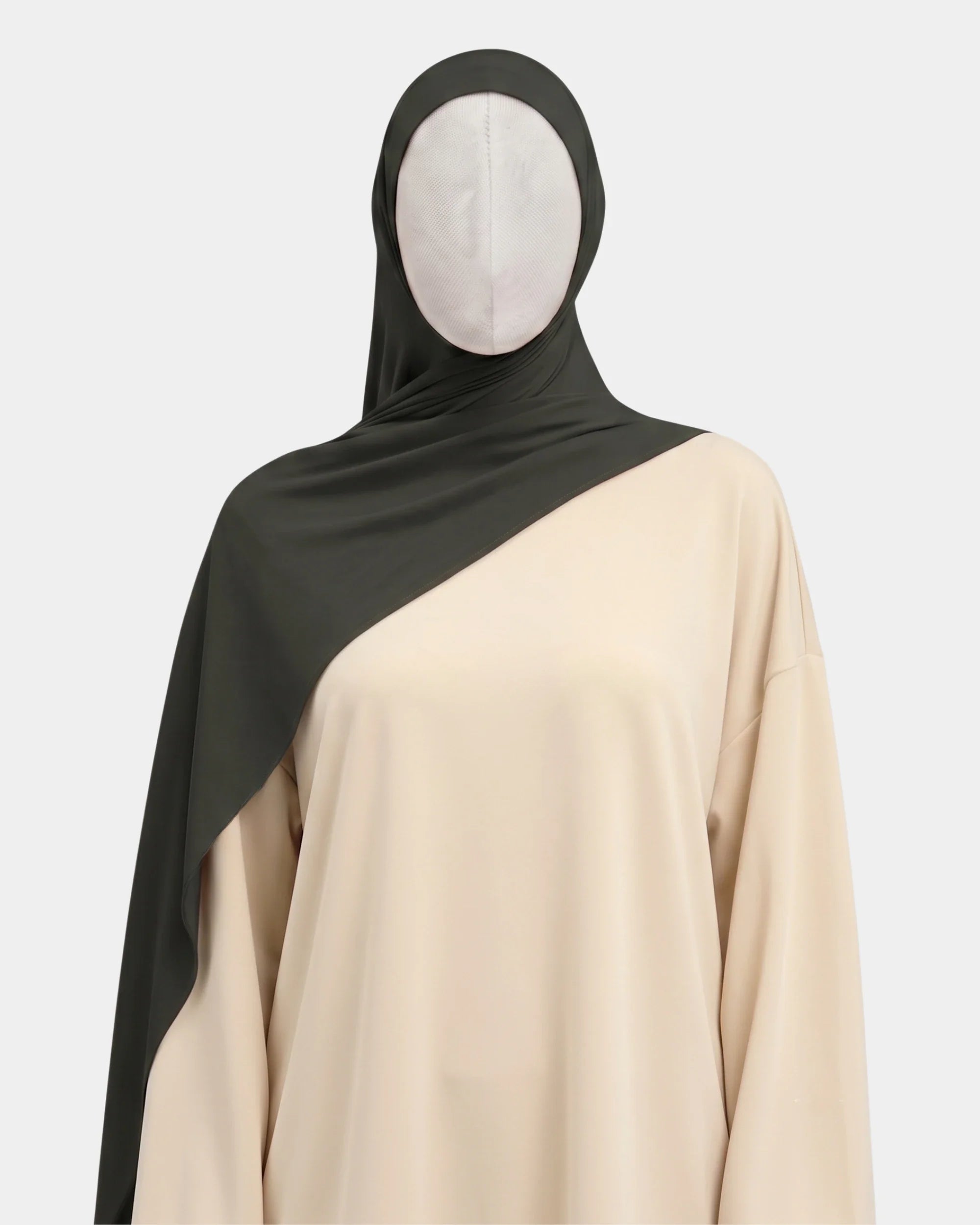 Hijab jersey modal kaki porté de face, encadrant le visage, tissu souple et respirant