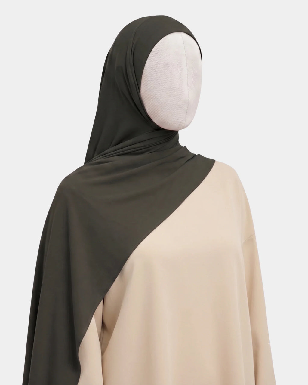 Hijab jersey modal kaki porté de profil, drapé fluide sur l'épaule, tissu souple et respirant