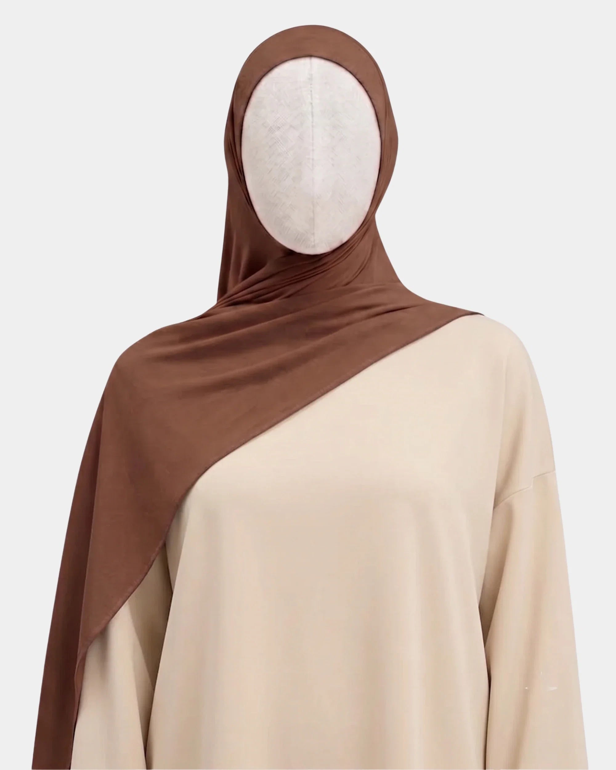 Hijab jersey modal marron café porté de face, encadrant le visage, tissu souple et respirant