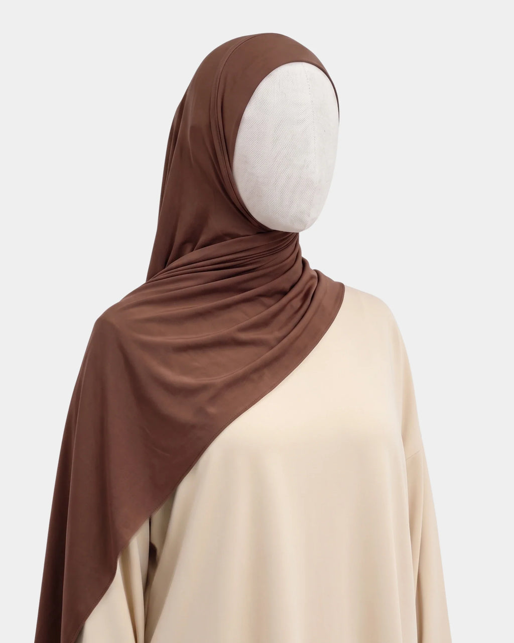 Hijab jersey modal marron café porté de profil, drapé fluide sur l'épaule, tissu souple et respirant