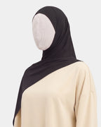 Hijab jersey modal noir porté de profil, drapé fluide sur l'épaule, tissu souple et respirant