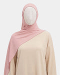 Hijab jersey modal rose poudré porté de face, encadrant le visage, tissu souple et respirant