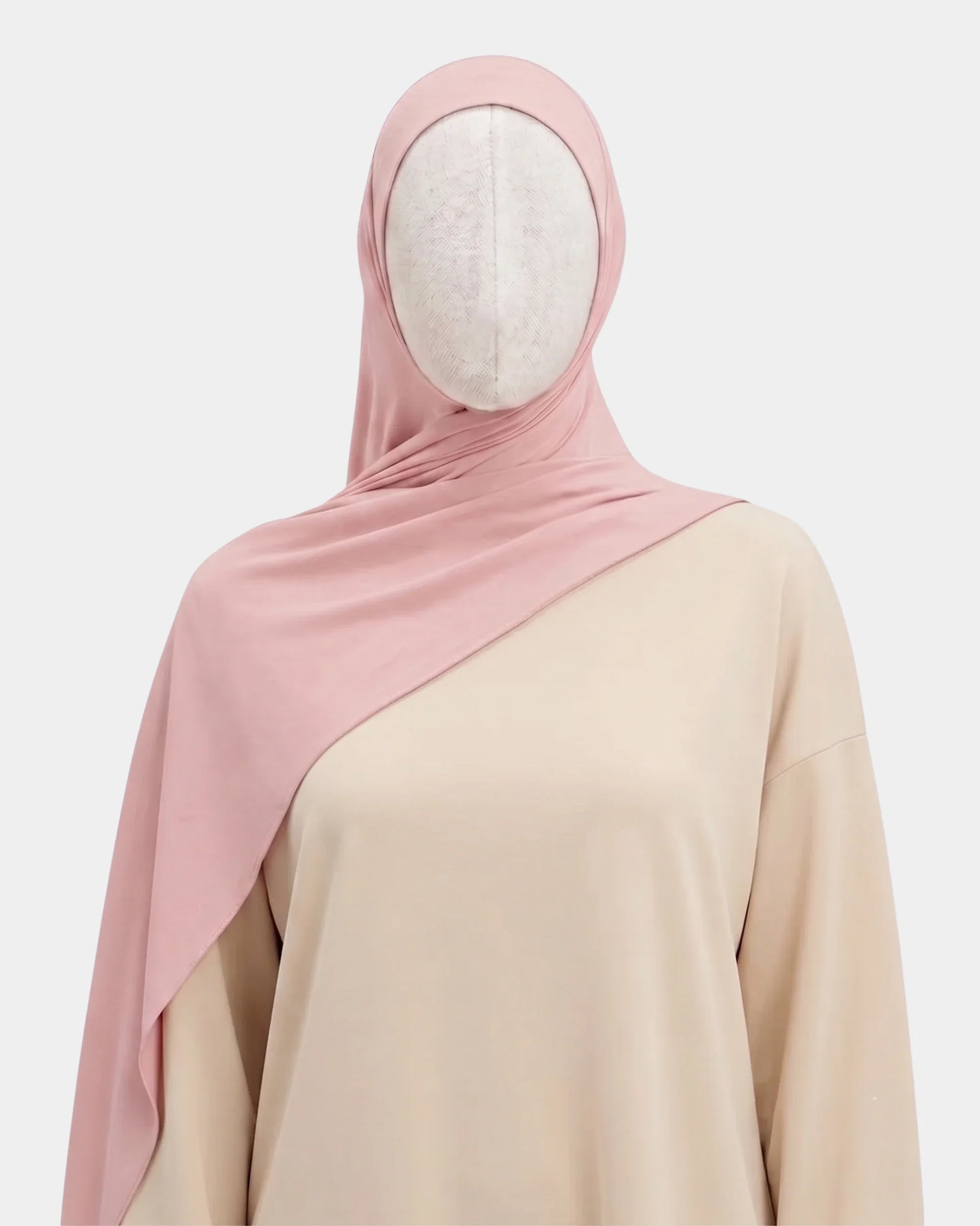 Hijab jersey modal rose poudré porté de face, encadrant le visage, tissu souple et respirant
