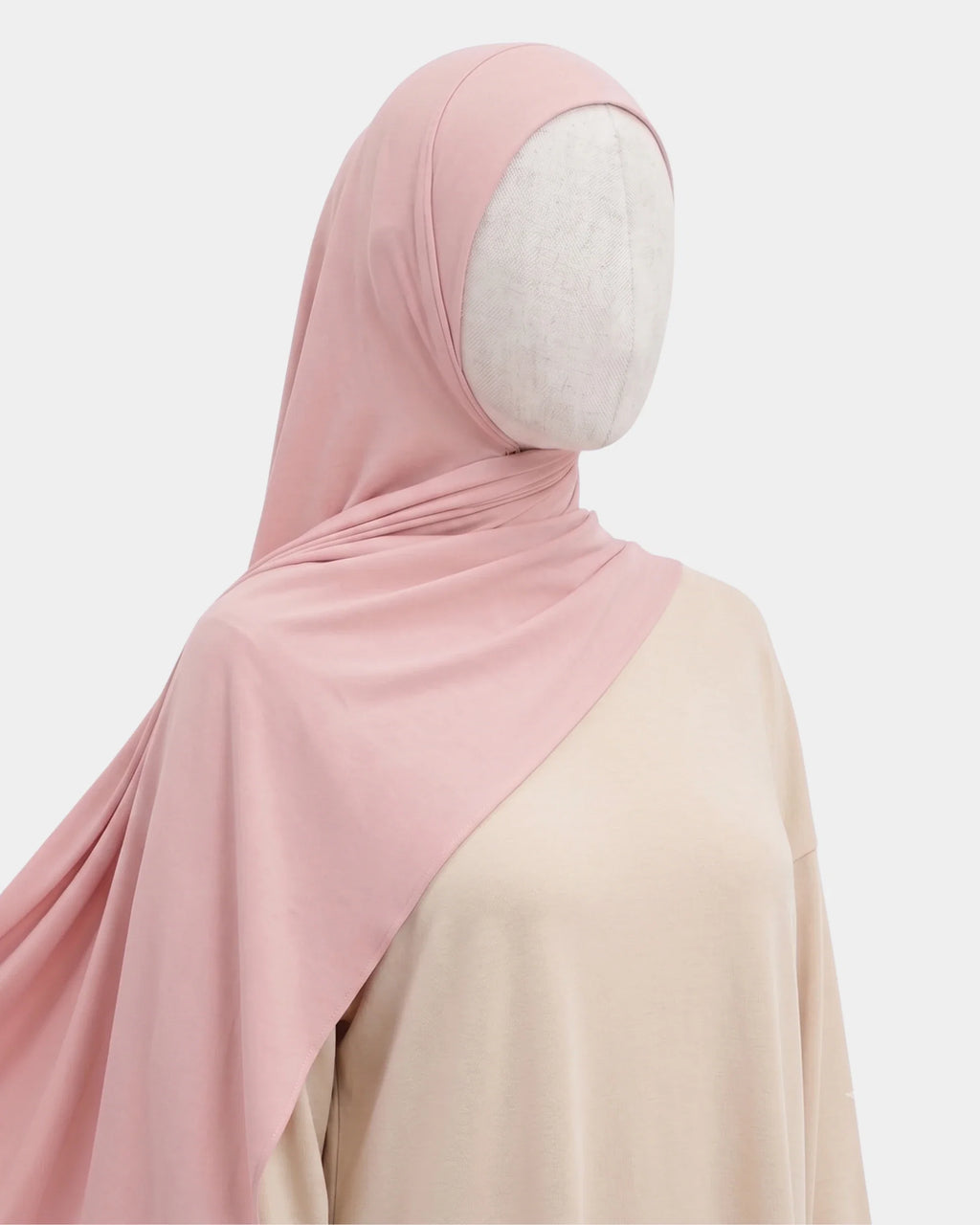 Hijab jersey modal rose poudré porté de profil, drapé fluide sur l'épaule, tissu souple et respirant