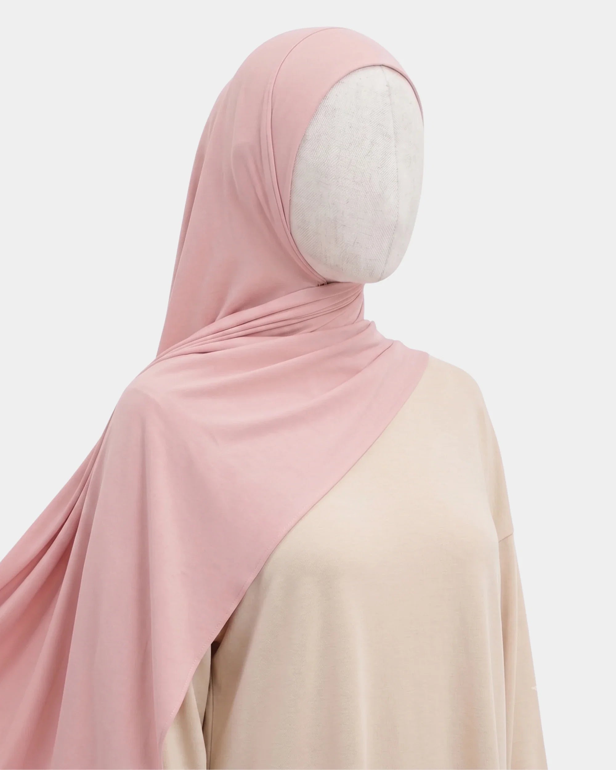 Hijab jersey modal rose poudré porté de profil, drapé fluide sur l'épaule, tissu souple et respirant