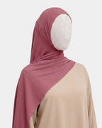 Hijab jersey modal vieux rose porté de profil, drapé fluide sur l'épaule, tissu souple et respirant
