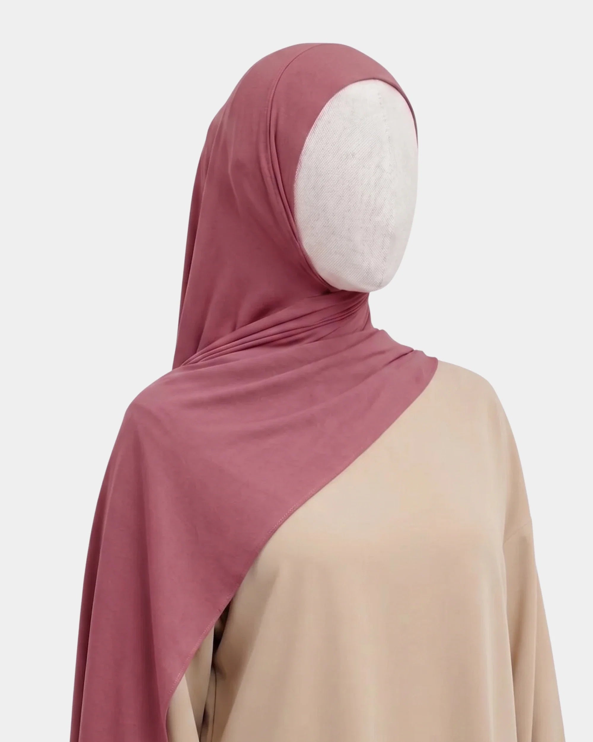 Hijab jersey modal vieux rose porté de profil, drapé fluide sur l'épaule, tissu souple et respirant