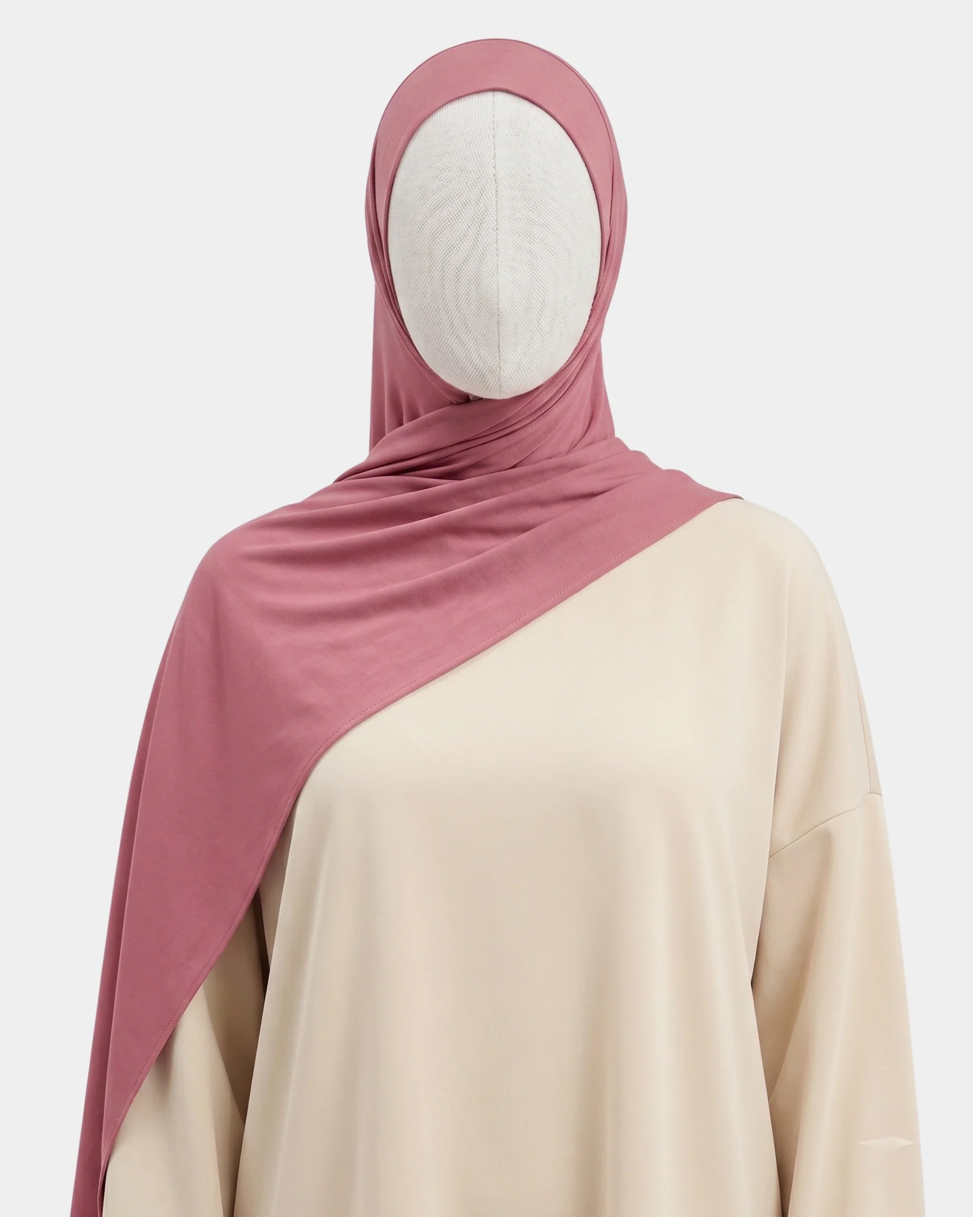 Hijab jersey modal vieux rose porté de face, encadrant le visage, tissu souple et respirant