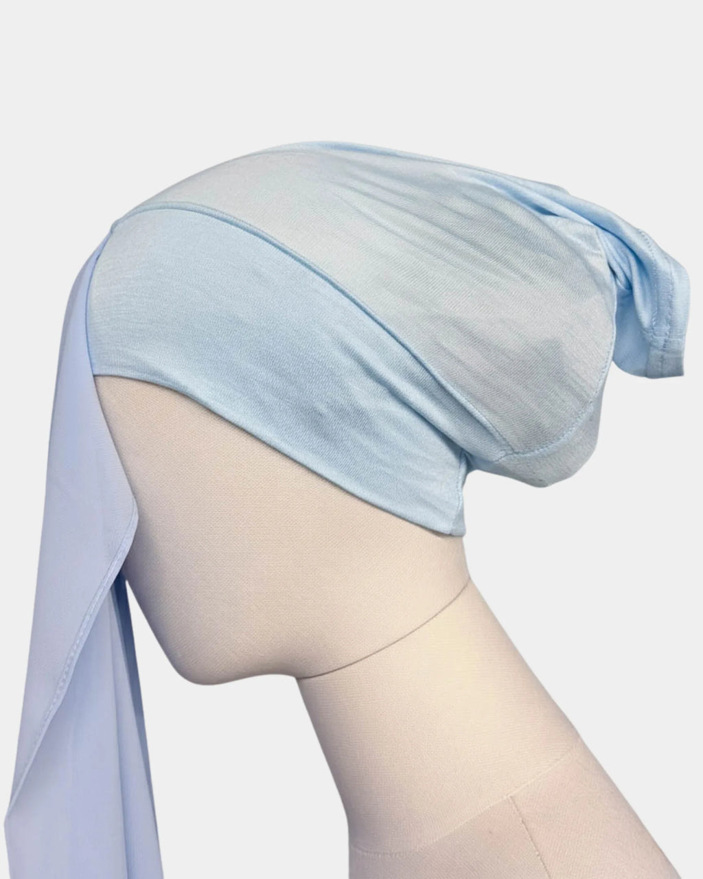 Détail de la fermeture aimantée du hijab mousseline lilas, vue de profil
