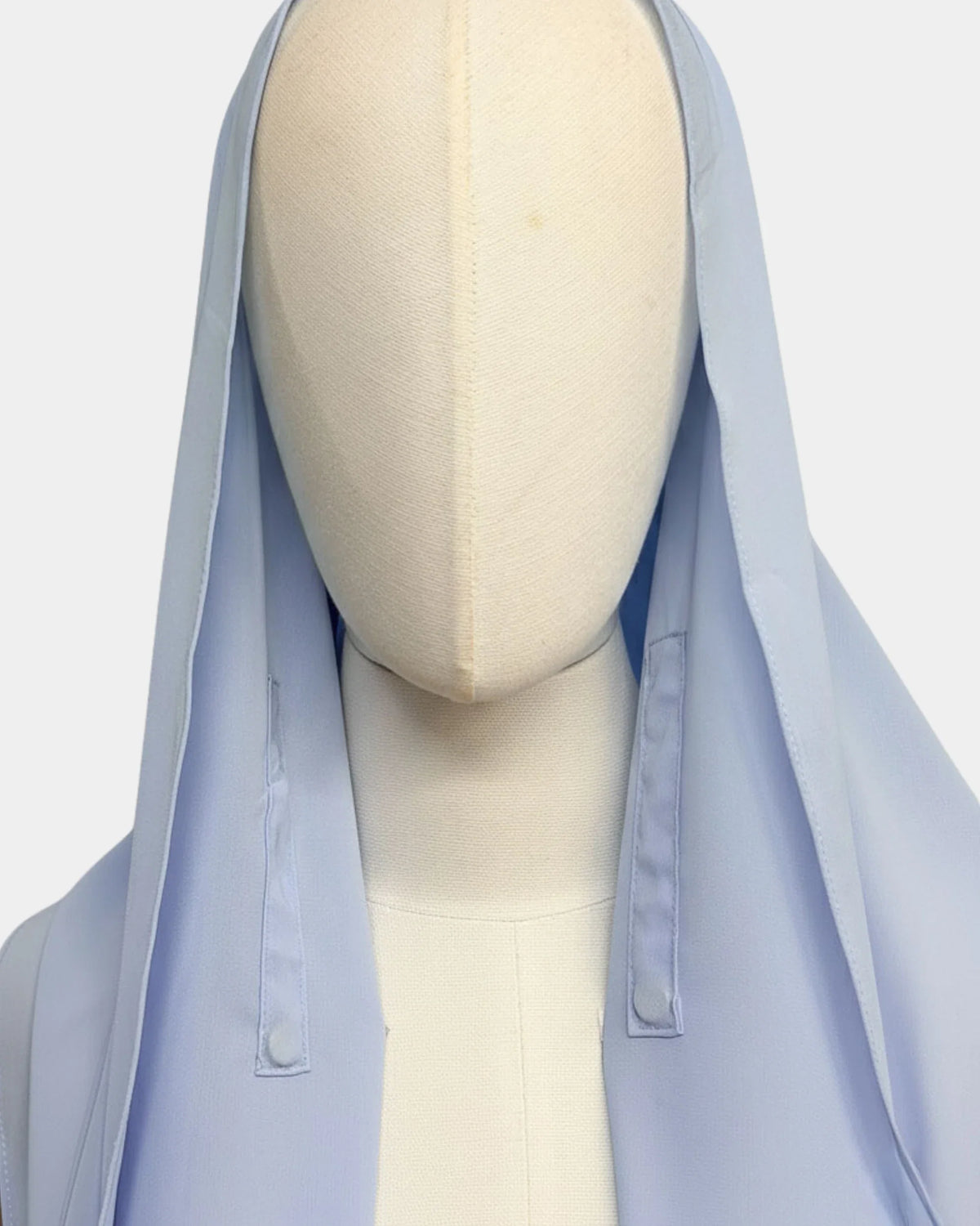 Détail de la fermeture aimantée du hijab mousseline vert forêt, vue de face