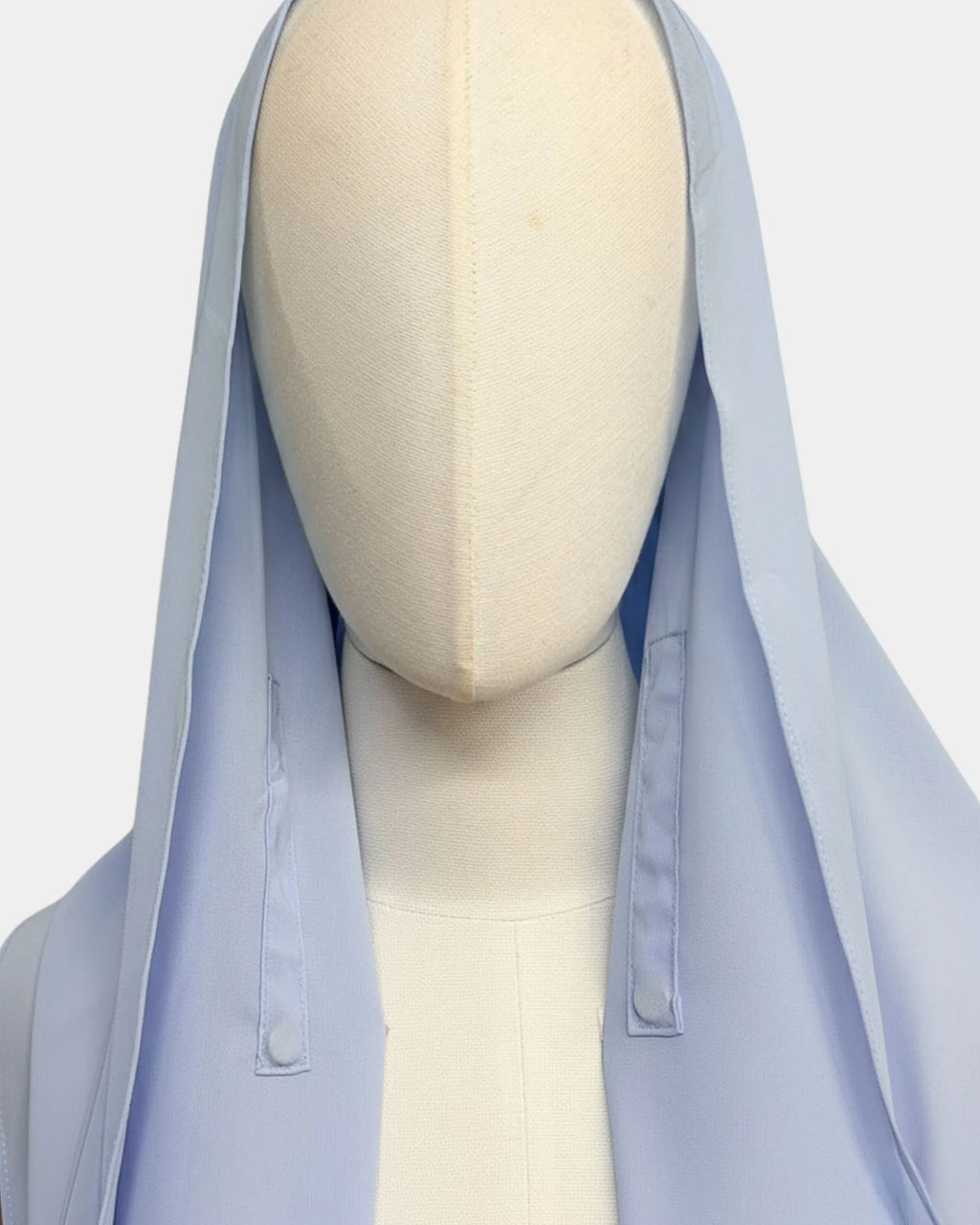 Détail de la fermeture aimantée du hijab mousseline lilas, vue de face